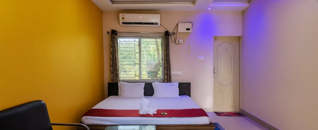 20251007_0028_Cozy Hotel Room_remix_01k6xe2f16fvhsafz1rd08r10b